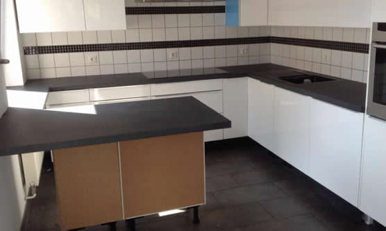 Granitarbeitsplatten- Granitarbeitsplatten für eine moderne Küche.